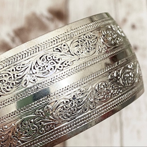 Unsigned Silver-tone Ornate 1.25” Open Bangle Stackable Bracelet - Picture 9 of 9